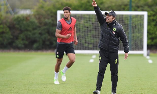 Conte trong một buổi tập của Chelsea
