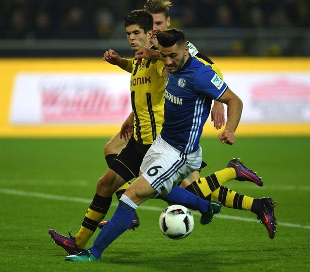 Kolasinac ở trận derby vùng Ruhr vừa qua