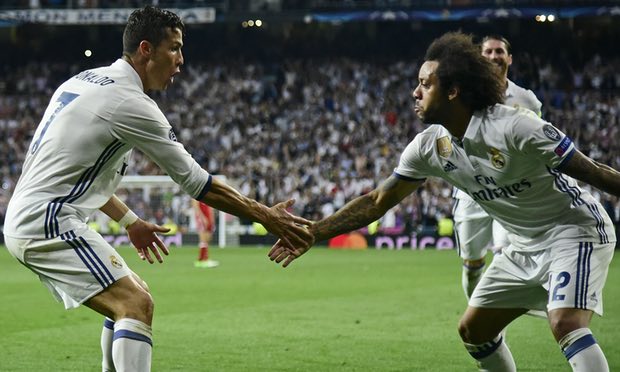 Ronaldo trong một pha ăn mừng quen thuộc với Marcelo