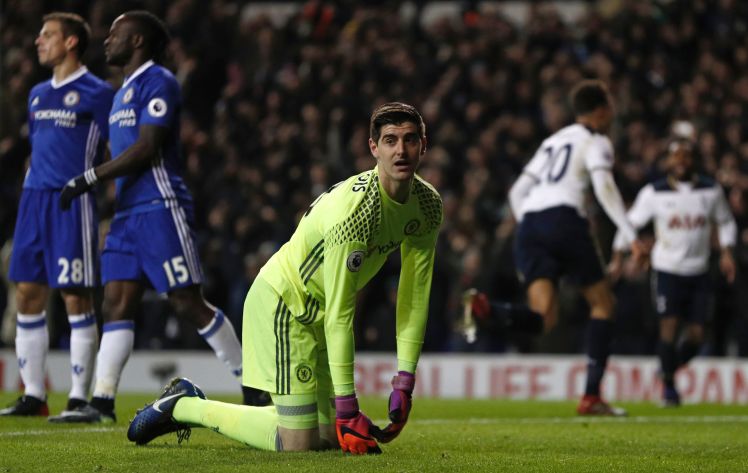 Spurs thắng Chelsea 2-0 tại White Hart Lane vào tháng 1