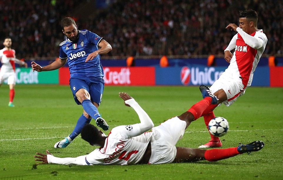 Higuain ghi bàn mở tỷ số cho Juve.