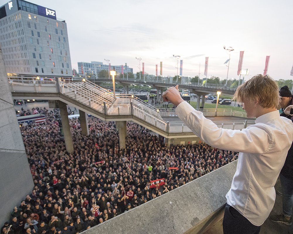 Các cổ động viên Ajax đã đứng ngập Amsterdam sau trận đấu