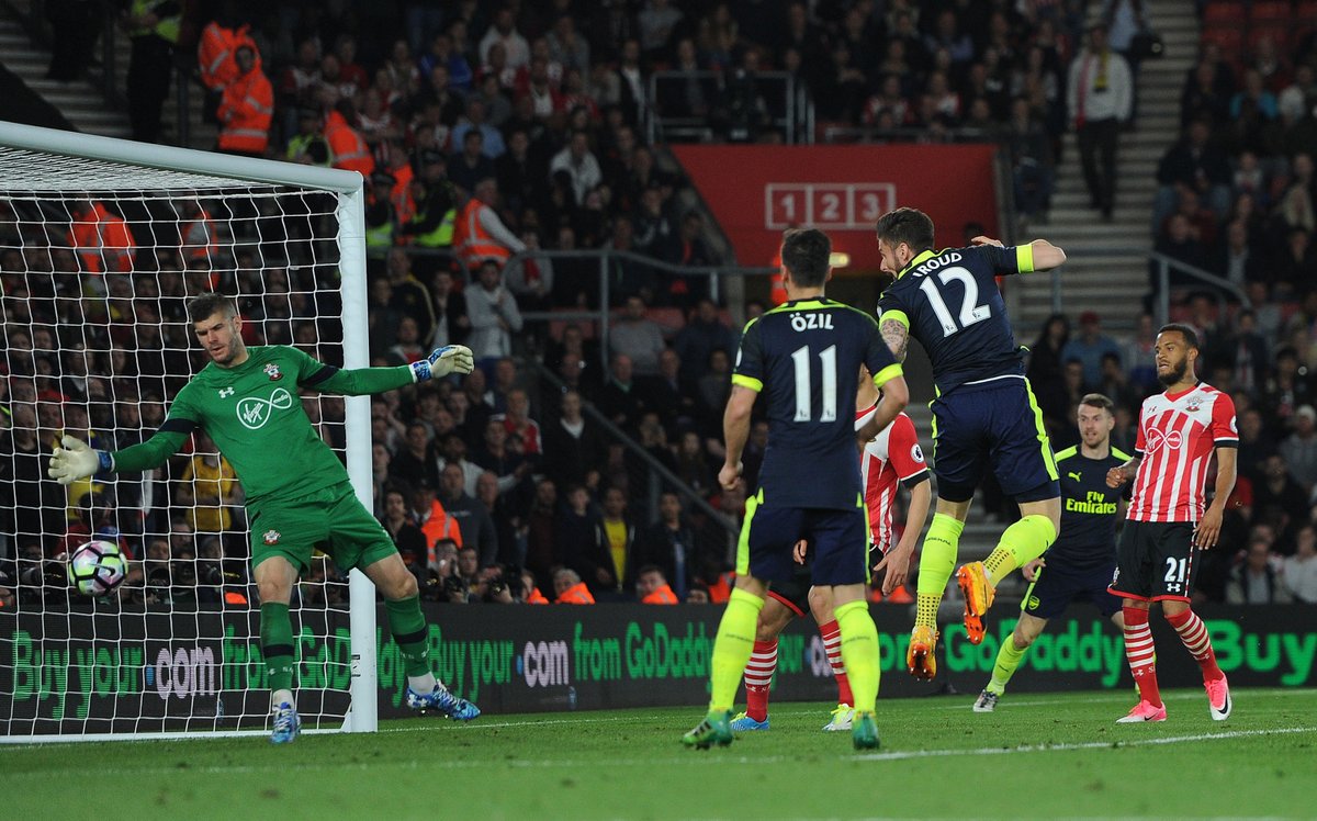 Giroud đánh đầu vào lưới Southampton