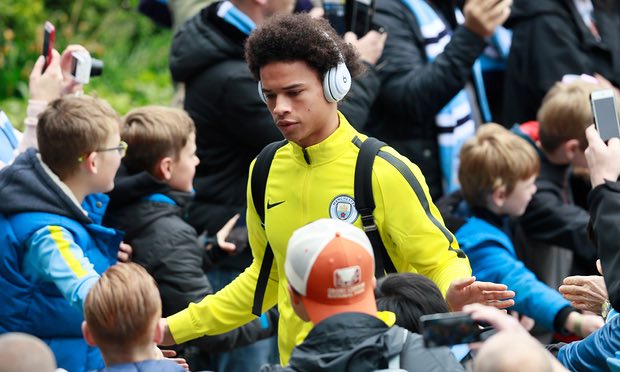 Sane đến sân để chuẩn bị cho trận đấu