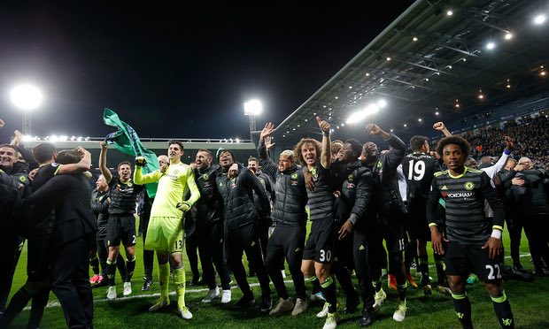 Chụp các đồng đội khác. Willian có vẻ ngạc nhiên vì nhiếp ảnh gia lạ đời này