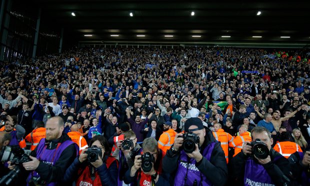 Cổ động viên The Blues qua ống kính Batshuayi