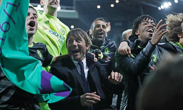 Ảnh Conte ăn mừng cùng học trò. Ảnh: Batshuayi.