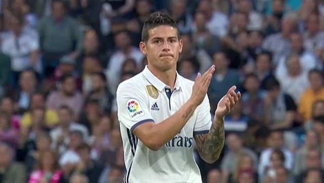 James vẫy tay chào NHM Real Madrid.