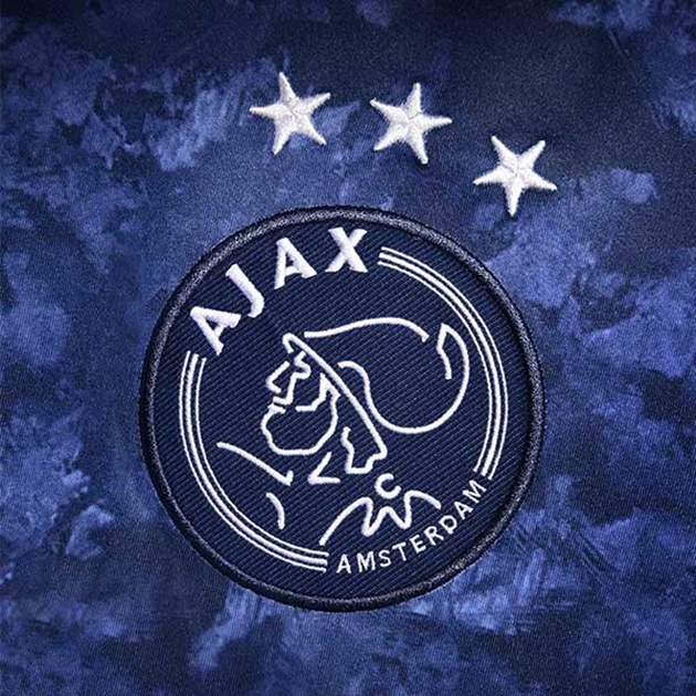 Logo CLB trên nền áo mới.