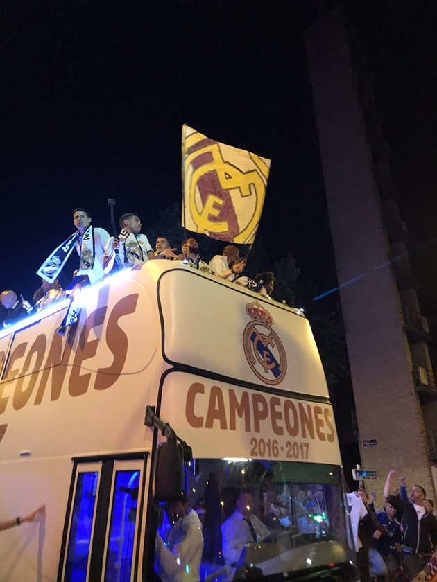 Chiếc xe bus chở cầu thủ Real đi qua quảng trường chính Plaza de Cibeles (thủ đô Madrid).