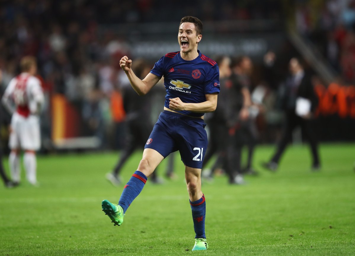 Ander Herrera nâng cúp vô địch Europa League cùng Manchester United