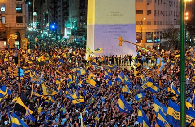 CĐV Boca Juniors ăn mừng như Hooligans trong ngày vô địch