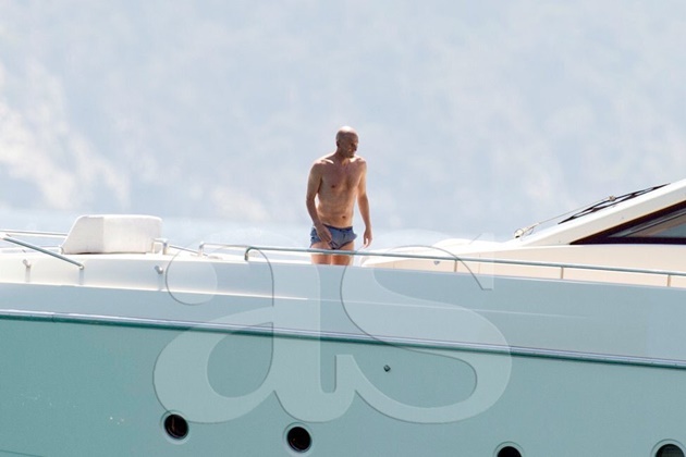 Zidane 'quẩy' tưng bừng cùng gia đình ở Ibiza - Bóng Đá