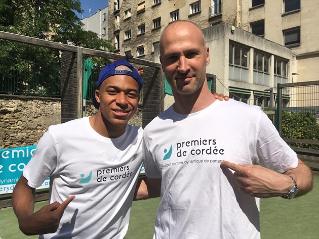 Trước đó vài ngày, anh đã có mặt tại một bệnh viện ở Pháp để làm từ thiện