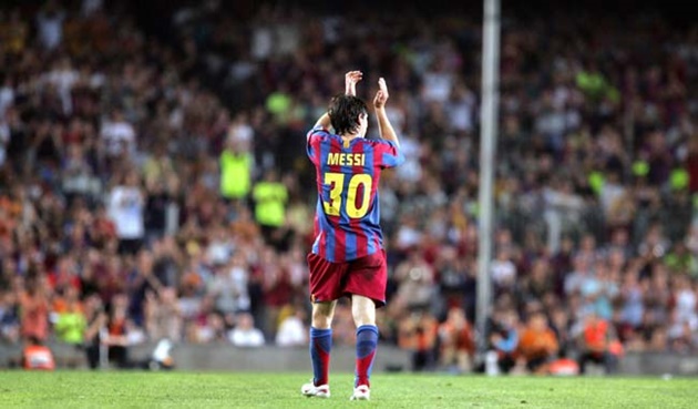 Cậu bé Messi và số áo 30 khi lần đầu ra mắt Barcelona. Bây giờ, anh đã 30 tuổi