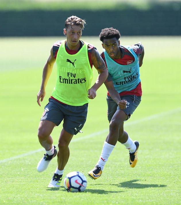 Oezil tập luyện hăng say cùng cầu thủ trẻ