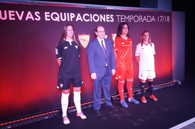 Sevilla đã cho trình làng mẫu áo họ sẽ sử dụng trên sân nhà và sân khách mùa tới.