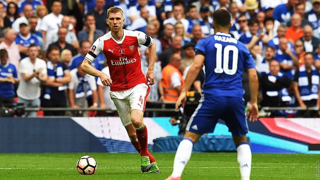 Tuy nhiên, màn trình diễn ấn tượng trong trận chung kết cúp FA với Chelsea ở Wembley đã giúp anh được CLB Arsenal quyết định cho thi đấu thêm 1 năm.