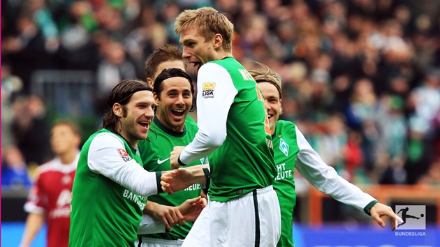 Lúc này, Per Mertesacker vẫn là đội trưởng của Arsenal. Trung vệ 32 tuổi người Đức đến Arsenal vào tháng 8/2011 từ Werder Bremen.