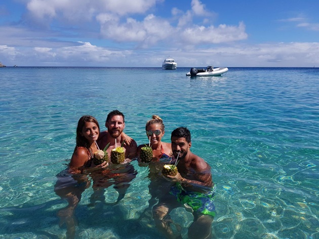 Messi rủ Suarez 'quẩy' tưng bừng ở Caribbean