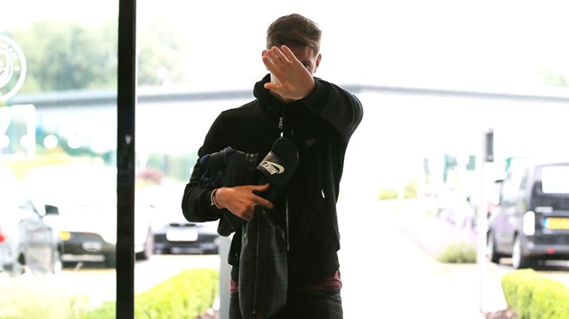 John Stones, trung vệ trẻ Man City có vẻ e thẹn