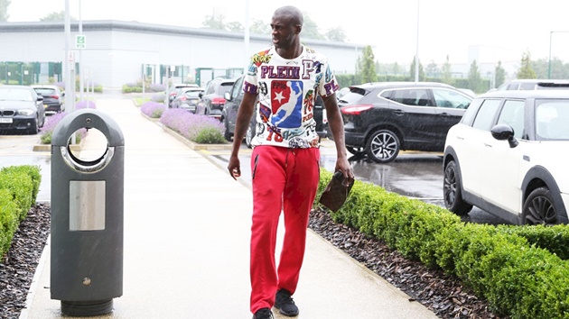 Ấn tượng nhất có lẽ là trang phục của Yaya Toure, người vừa ký hợp đồng gia hạn cùng CLB. Quần đỏ, áo quái dị, Yaya Toure nổi bật nhất.