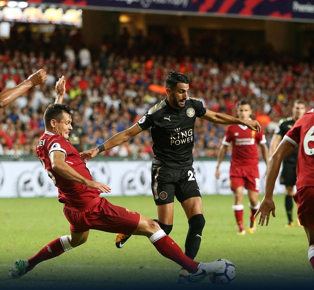 Riyad Mahrez trong màu áo Leicester City thi đấu giao hữu với Liverpool trong khuôn khổ giải giao hữu Premier League Asia Trophy diễn ra tại Hong Kong.