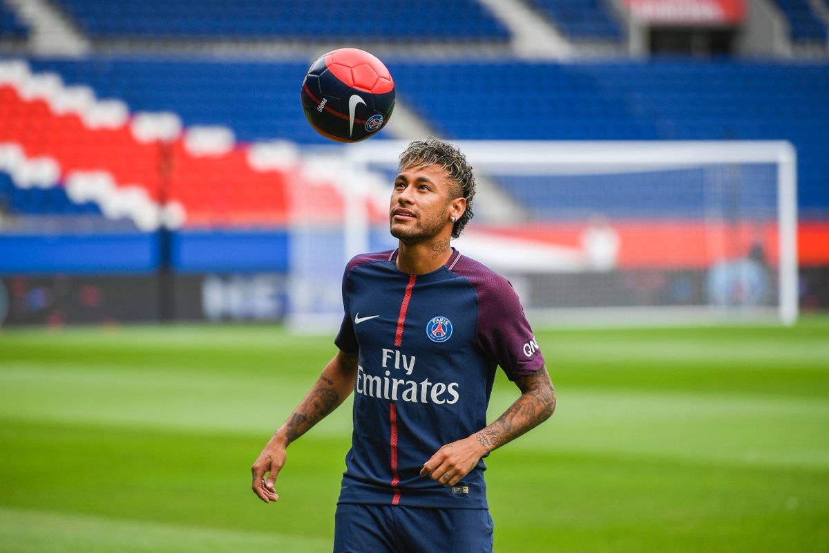 Neymar trong ngày ra mắt CLB mới PSG