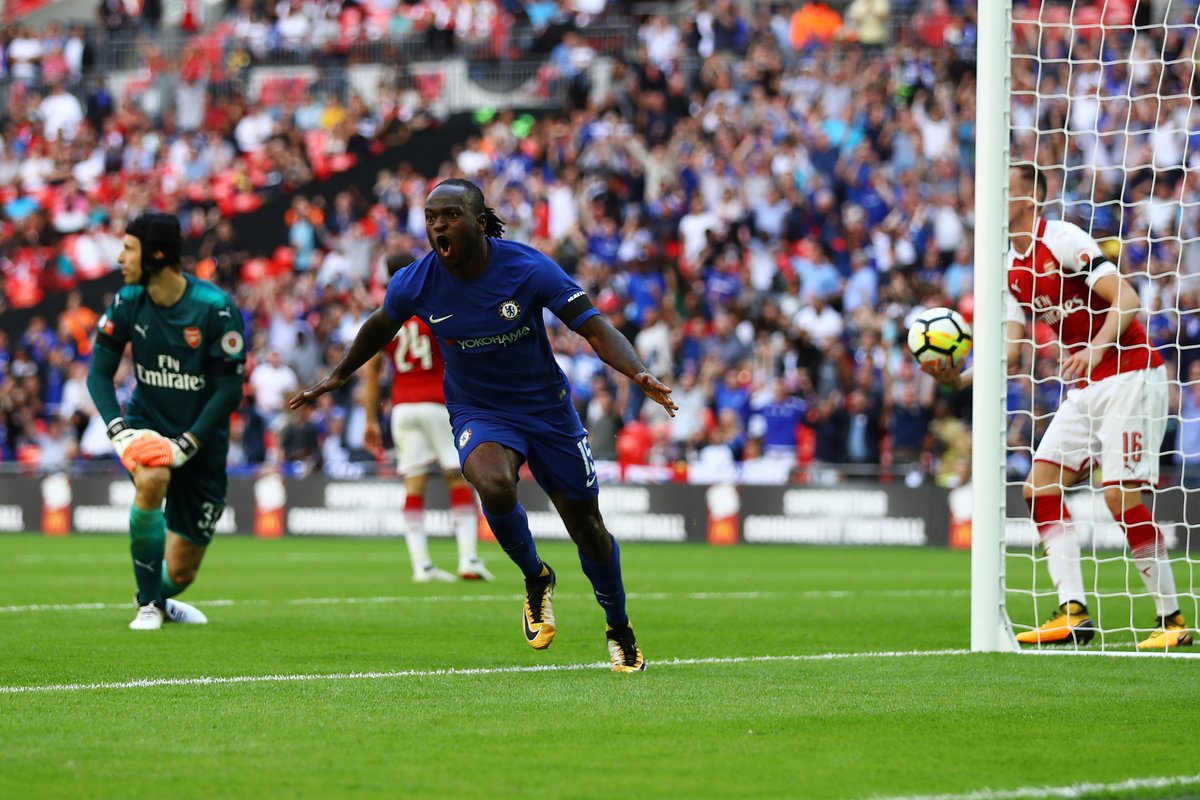 Sau một tình huống lúng túng trong vòng cấm, Moses thoát xuống dễ dàng đưa bóng vào lưới.