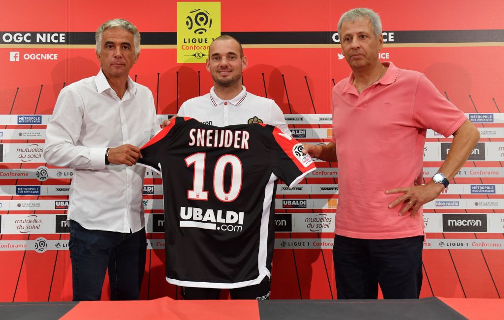 HLV trưởng Lucien Favre, người Thụy Sĩ của Nice (mặc áo hồng) và chủ tịch CLB.