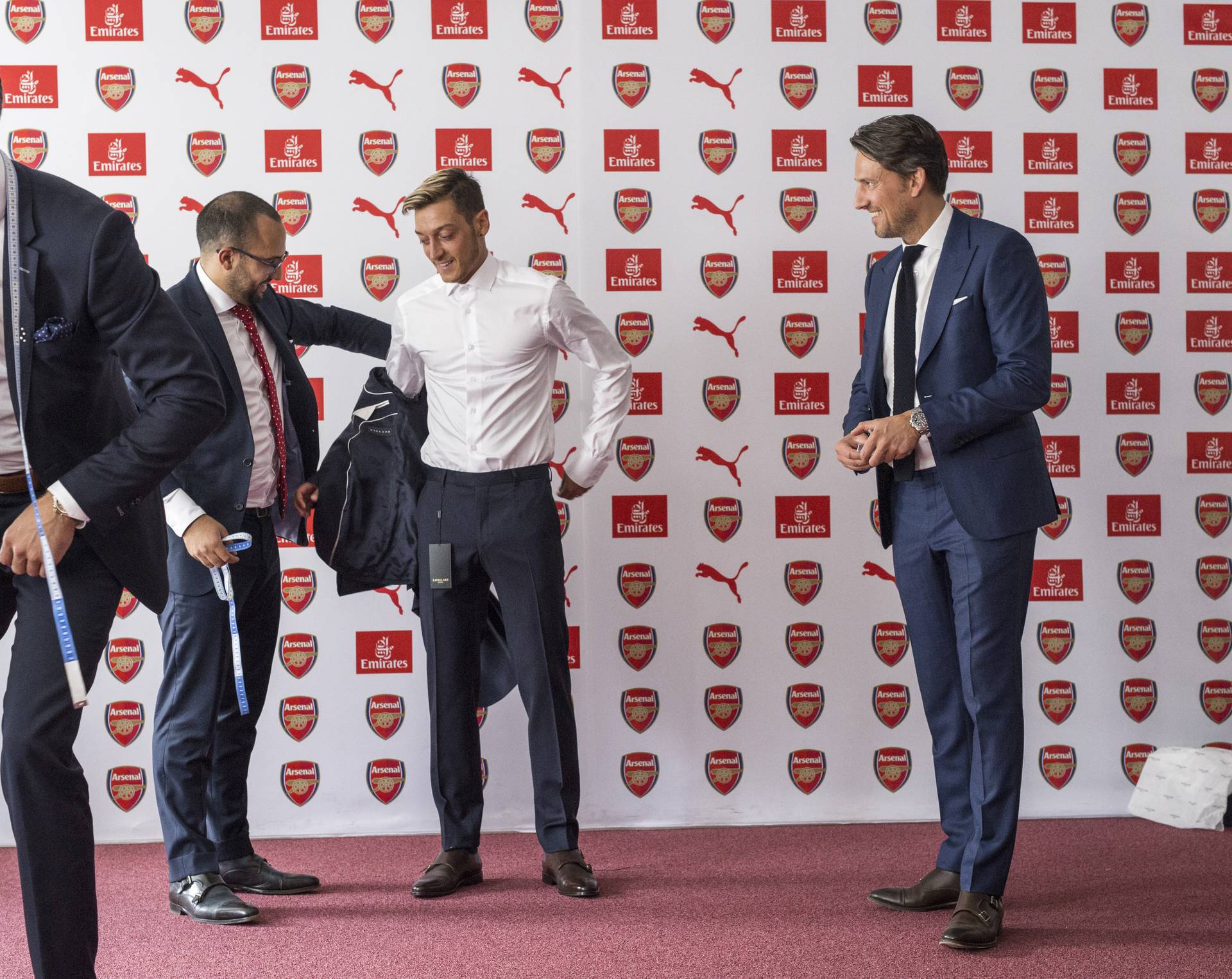 Mesut Ozil được các nhà thiết kế của Cavallaro Napoli đo ni cho trang phục.
