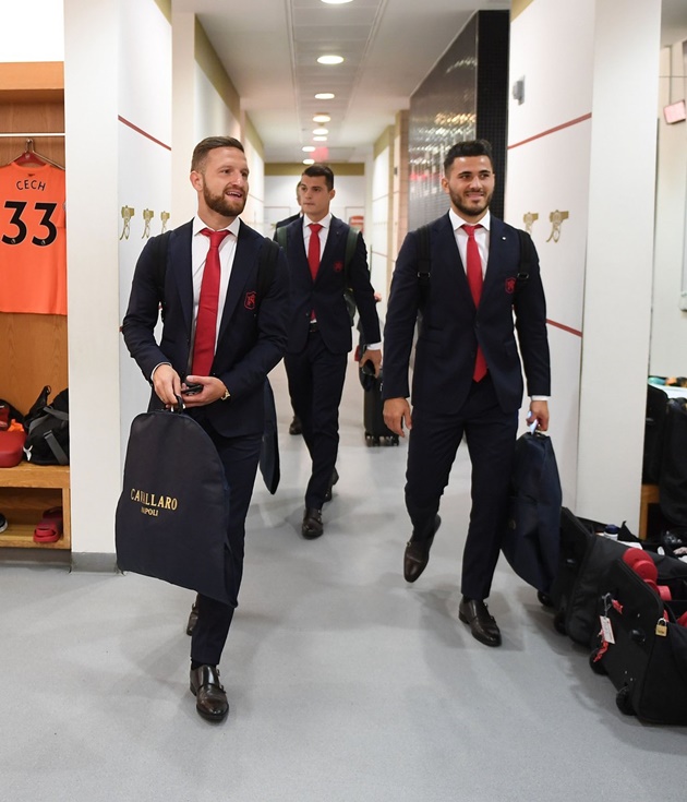 Dàn cầu thủ Arsenal bảnh bao trong trang phục vest của hãng Cavallaro Napoli