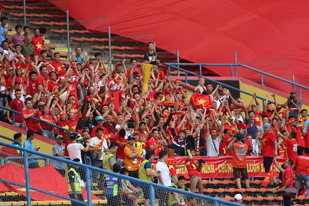 Đã có rất nhiều cổ động viên Việt Nam đến sân vận động Shah Alam để cổ vũ cho U22 Việt Nam vào chiều ngày 17/8. Ảnh: Đình Viên (từ Malaysia).