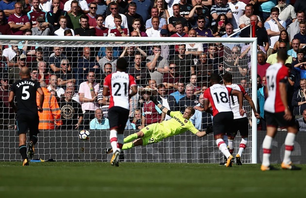 Phút 38, Southampton có bàn nâng tỷ số. Dusan Tadic đá phạt 11m sút chân trái vào chính giữa khung thành sau khi trung vệ José Fonte (West Ham) phạm lỗi trong vòng 16m50!