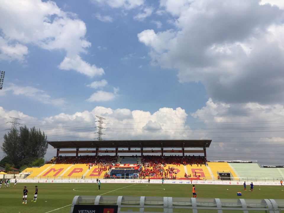 Sân Selayang trước giờ bóng lăn. Ảnh: Duy Anh.