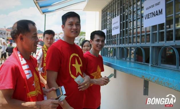 Có mặt từ rất sớm để mua vé