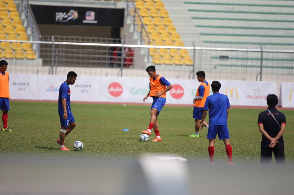 Các cầu thủ Việt Nam khởi động và tập luyện. Ảnh: Duy Anh.