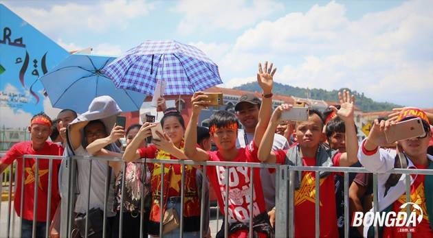 Hàng ngàn CĐV với sắc đỏ đã có mặt trong SVĐ Selayang để cổ vũ cho U22 Việt Nam và tạo nên bầu không khí sôi động. Ảnh: Đình Viên.