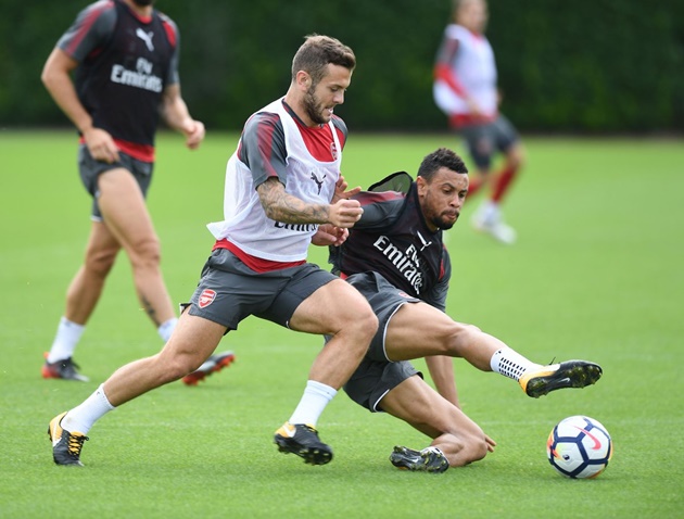 Jack Wilshere và Coquelin trong một pha tranh chấp. Wilshere vừa có 60 phút chơi thành công cho U23 Arsenal đầu tuần này.