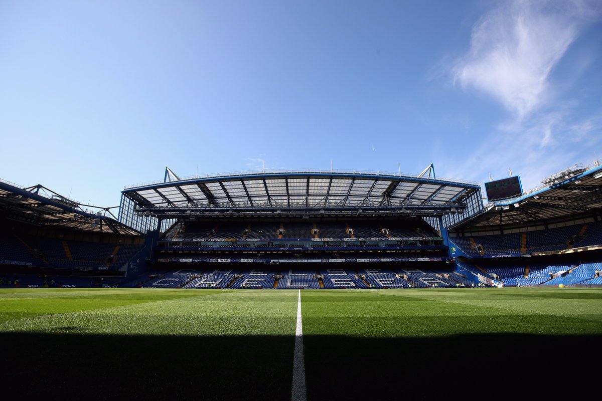 Quang cảnh sân Stamford Bridge trước trận đấu.
