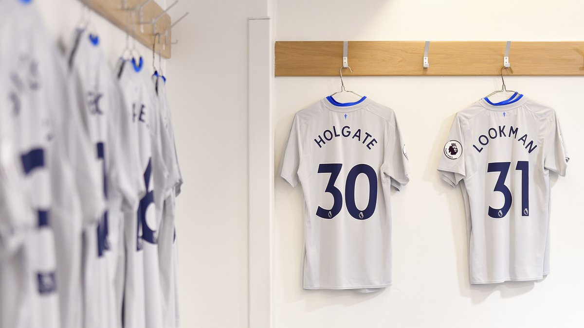 Rooney miệt mài khởi động, Pedro hóa 