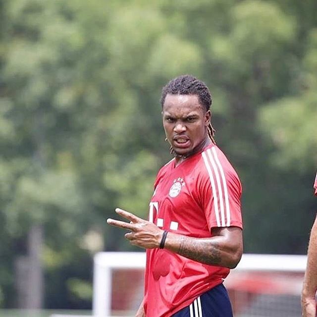 Renato Sanches sẽ gia nhập Swansea theo một bản hợp đồng cho mượn có thời hạn một mùa giải.