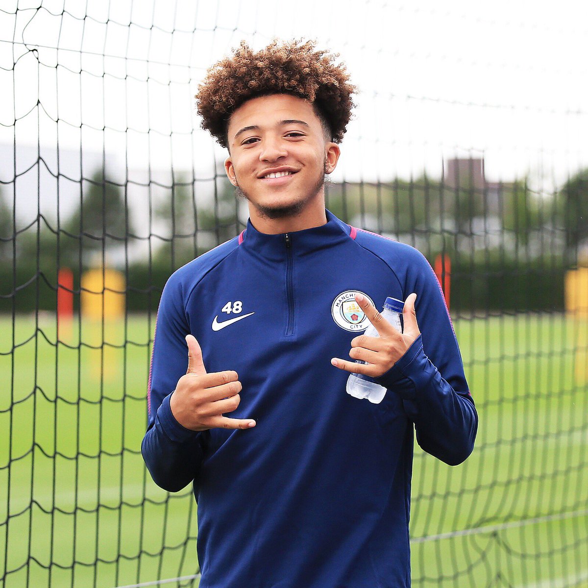 Sancho rời Watford để gia nhập học viện đào tạo trẻ Man City vào tháng 3/2015 với phí 225 ngàn bảng.