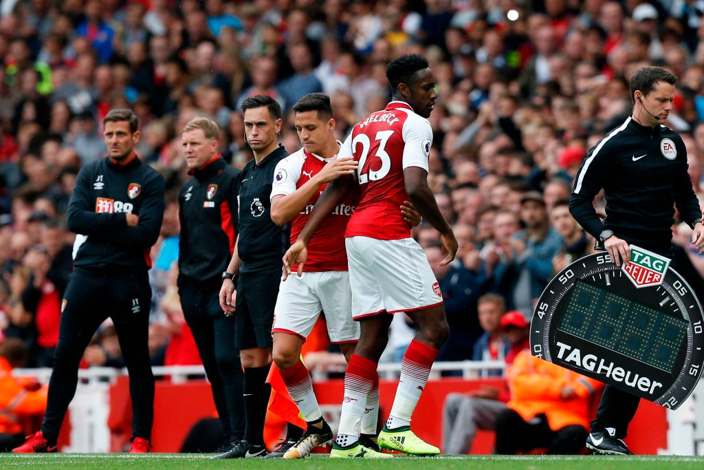 Alexis Sanchez vào sân thay Welbeck.