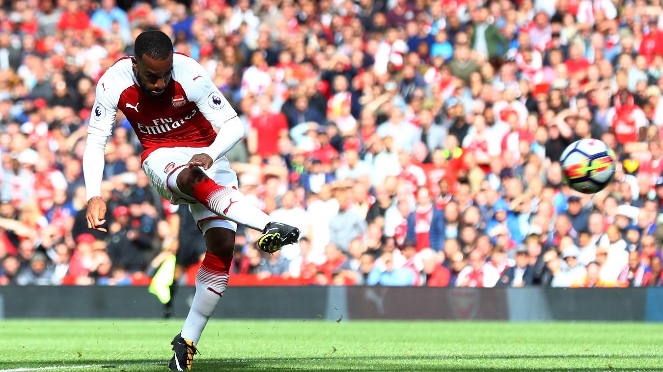 Alexandre Lacazette ghi bàn cho Arsenal trong trận thắng 3-0 trước AFC Bournemouth.
