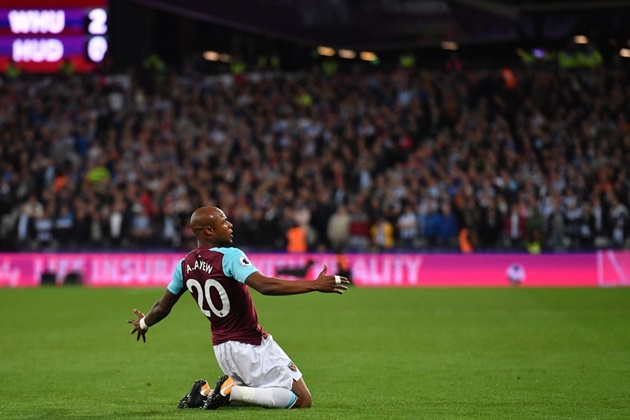 West Ham 2-0 Huddersfield: Slaven Bilic thoát hiểm - Bóng Đá