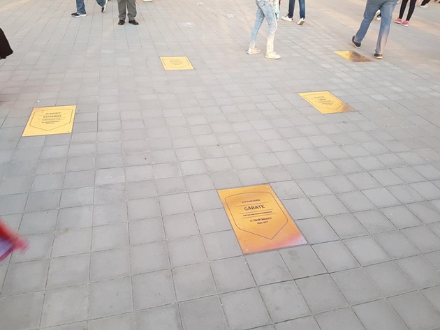 Bên cạnh đó, điểm nhấn đáng chú ý khác là ở quảng trường trước sân, CLB thành Madrid đã cho lót các kỉ niệm chương vinh danh những cầu thủ từng chơi hơn 100 trận cho CLB.