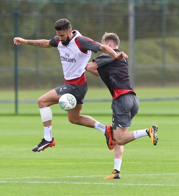 Ngoài các cái tên kể trên, Elneny, Walcott, Rob Holding, Monreal, Alexis Sanchez, Giroud, Xhaka, Wilshere, Mustafi và Chambers là các cầu thủ đội 1 còn lại đã tham gia buổi tập.