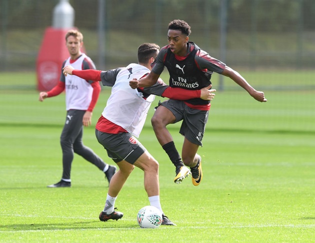 Joe Willock tranh chấp với Giroud