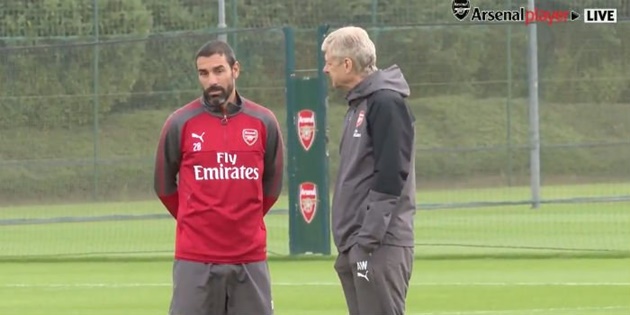 HLV Wenger và trợ lý Pires.